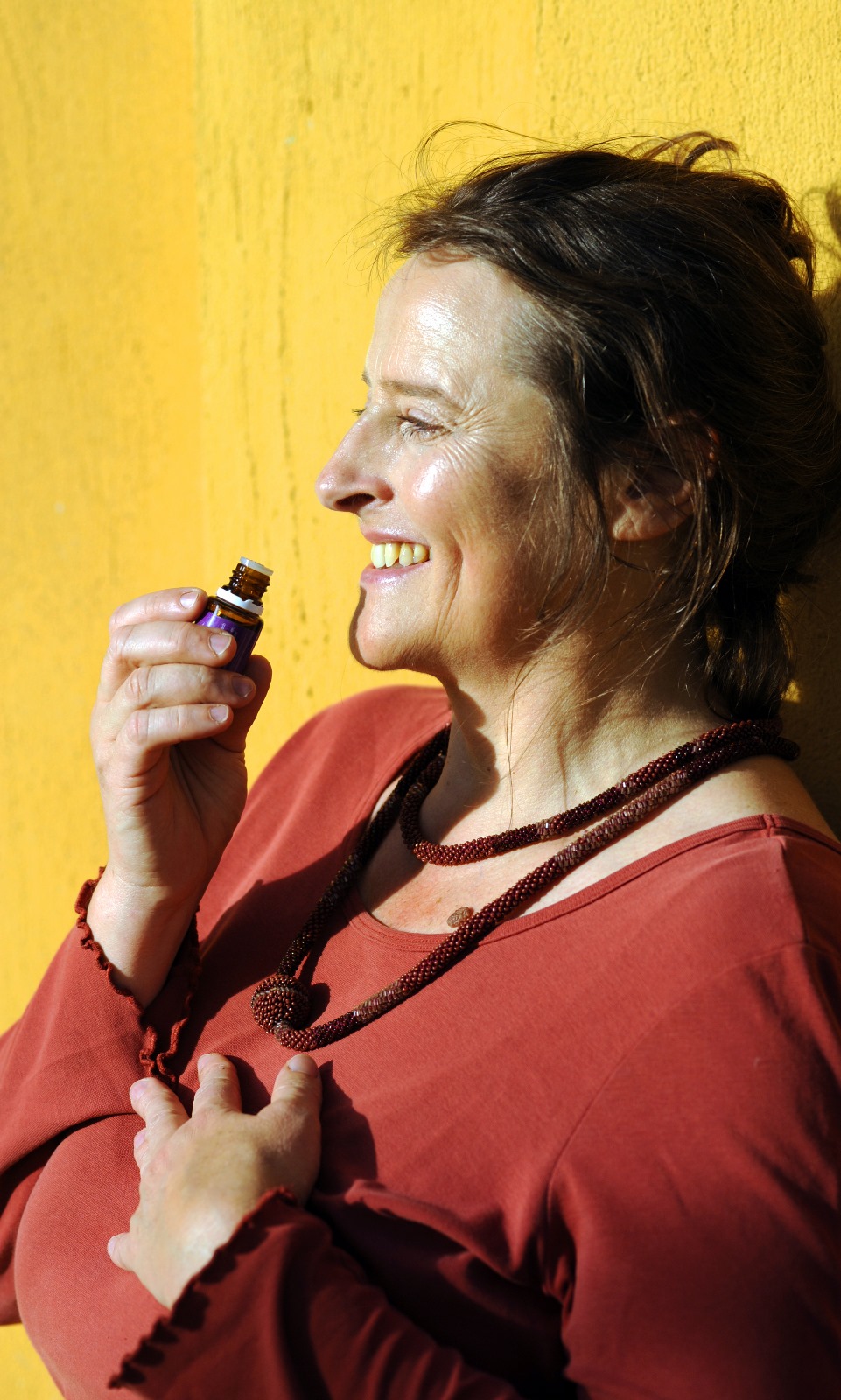 Aromatologin Patricia Rickmeyer mit Aroma-Öl